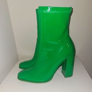 AZALEA WANG CHUNKY HEEL BOOTIE IN GREEN size 8.5